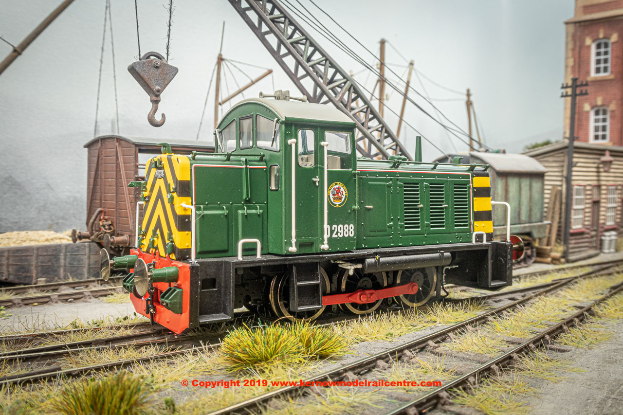 2905 Heljan Class 07 Diesel Shunter number D2988 in BR Green